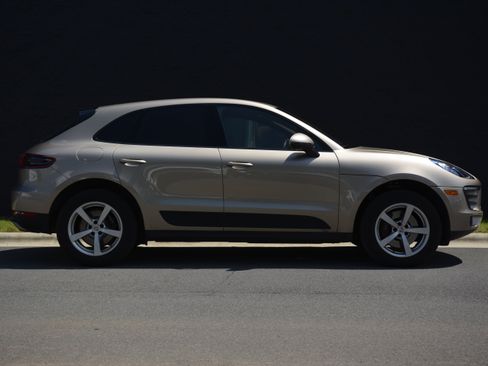 Certified 2018 Porsche Macan AWD/4WD image 8