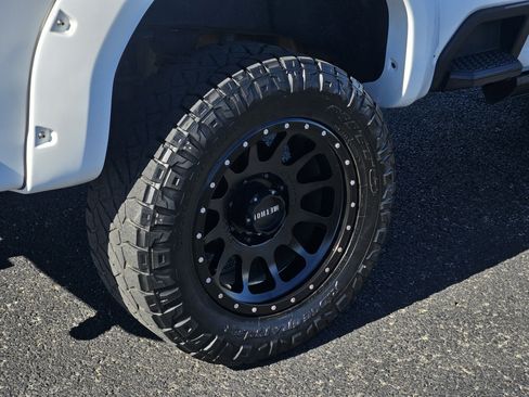 Used 2022 GMC Sierra 2500 AT4 w/ AT4 Preferred Package image 9