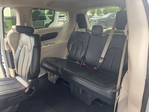 Used 2023 Chrysler Pacifica Touring-L FWD image 27