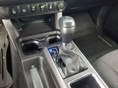 Used 2016 Toyota Tacoma TRD Sport AWD/4WD image 17