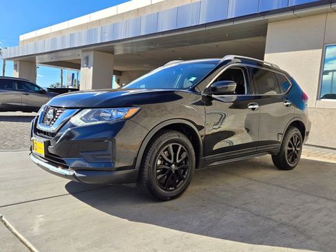 Used 2020 Nissan Rogue SV image 2