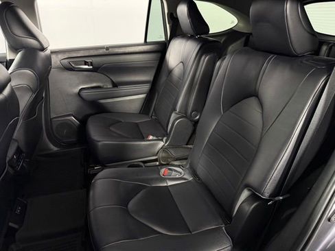 Used 2023 Toyota Highlander XLE FWD image 16