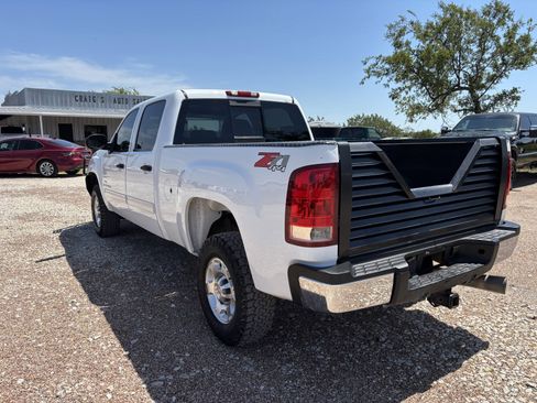 Used 2007 GMC Sierra 2500 SLE w/ Z71 Off-Road Package image 3