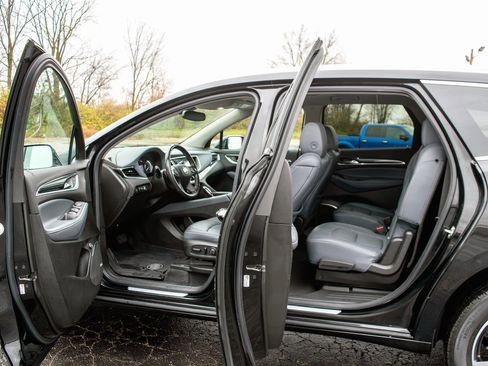 Used 2021 Buick Enclave Essence image 9