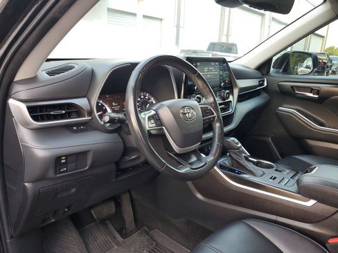 Used 2022 Toyota Highlander XLE AWD/4WD image 19