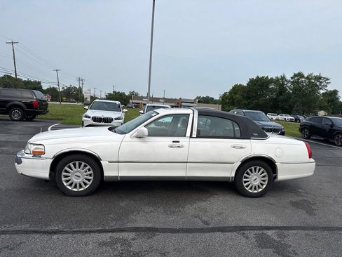 Used 2005 Lincoln Town Car Signature Limited RWD image 4