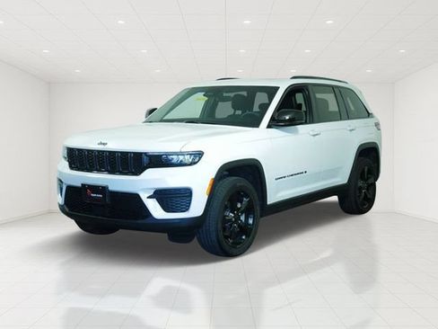 Certified 2023 Jeep Grand Cherokee Altitude AWD/4WD image 3