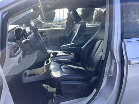 Used 2024 Chrysler Pacifica Limited FWD image 10