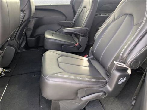 New 2026 Chrysler Pacifica Select image 15
