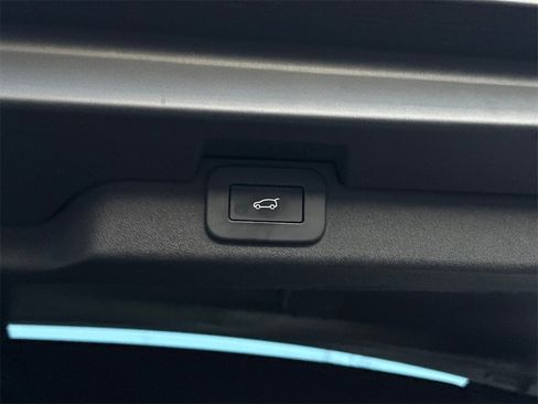 Used 2023 Land Rover Discovery Metropolitan Edition image 7