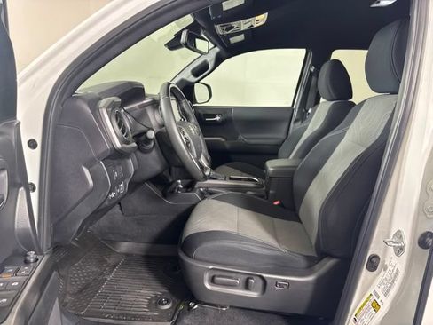Used 2023 Toyota Tacoma TRD Off-Road w/ Technology Package AWD/4WD image 11