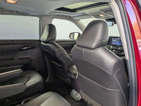 Used 2022 Toyota Highlander XLE image 31