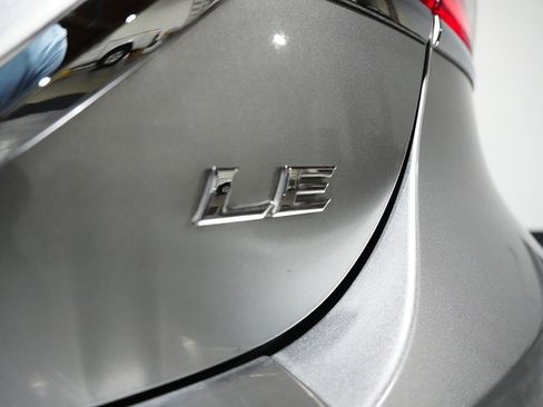 Used 2018 Toyota Camry LE image 21