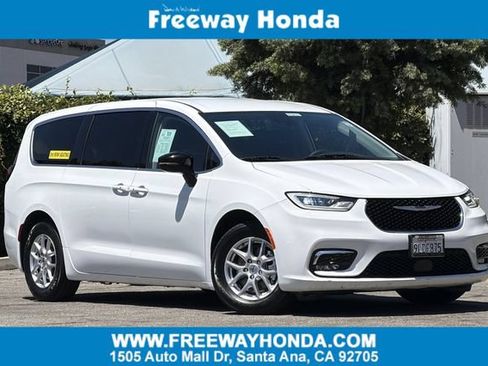 Used 2024 Chrysler Pacifica Touring-L FWD image 1
