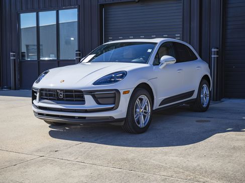 Certified 2025 Porsche Macan image 1