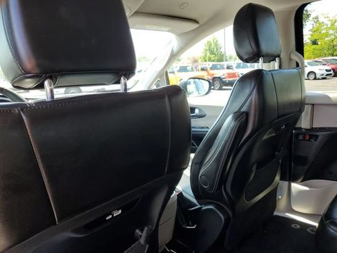 Used 2023 Chrysler Pacifica Touring-L FWD image 33