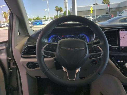 Used 2023 Chrysler Pacifica Limited FWD image 22