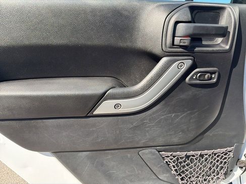 Used 2017 Jeep Wrangler Sahara w/ Connectivity Group image 26