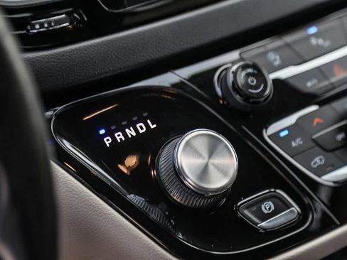 Used 2019 Chrysler Pacifica Touring-L Plus w/ Tire & Wheel Group image 20