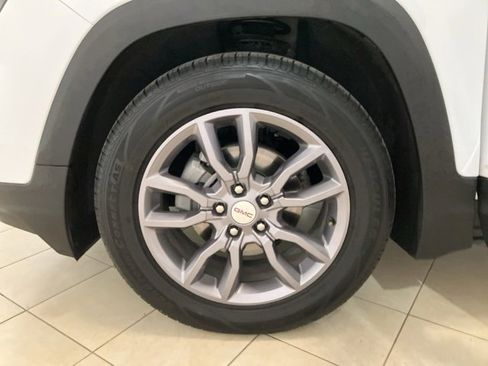 Used 2024 GMC Terrain SLT image 29