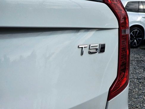 Certified 2022 Volvo XC90 T5 Momentum w/ Climate Package image 16