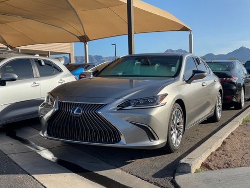 Used 2021 Lexus ES 300h w/ Accessory Package image 2
