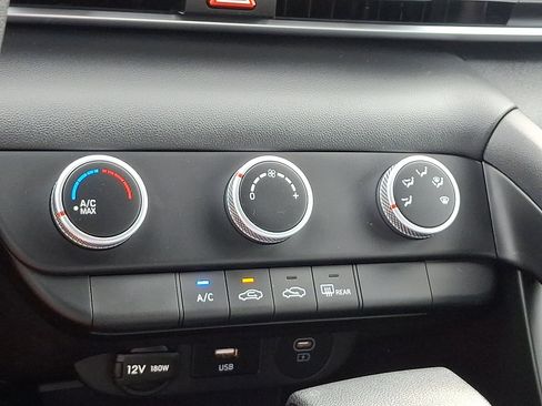 Certified 2025 Hyundai Elantra SE image 15