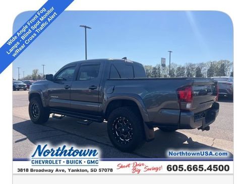 Used 2018 Toyota Tacoma TRD Sport AWD/4WD image 12