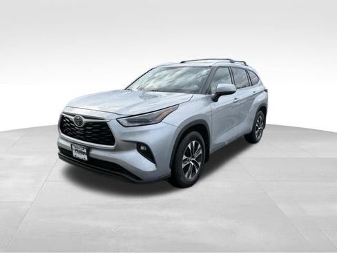 Used 2021 Toyota Highlander XLE image 2