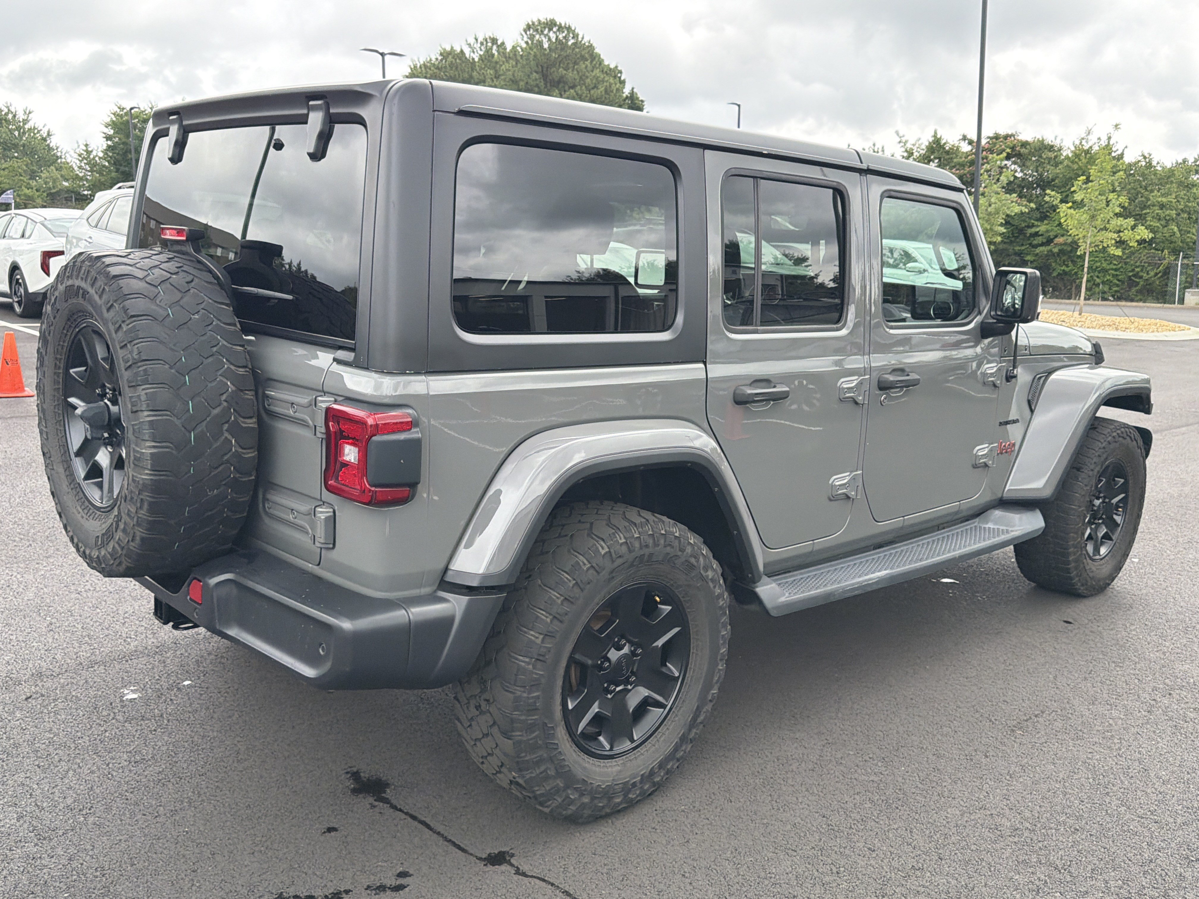 Used 2018 Jeep Wrangler Unlimited Sahara AWD/4WD image 7