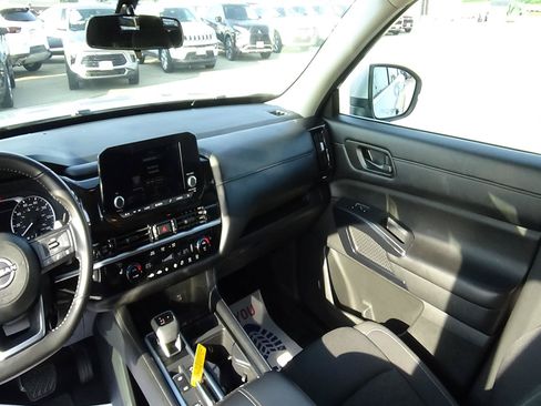 Used 2025 Nissan Pathfinder SV FWD image 13