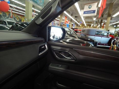 Used 2023 Chevrolet Suburban Z71 image 26