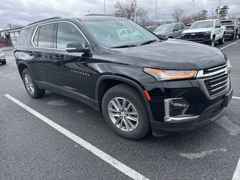 Used 2023 Chevrolet Traverse LT image 1