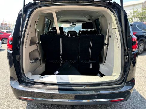 Used 2023 Chrysler Pacifica Touring-L FWD image 6