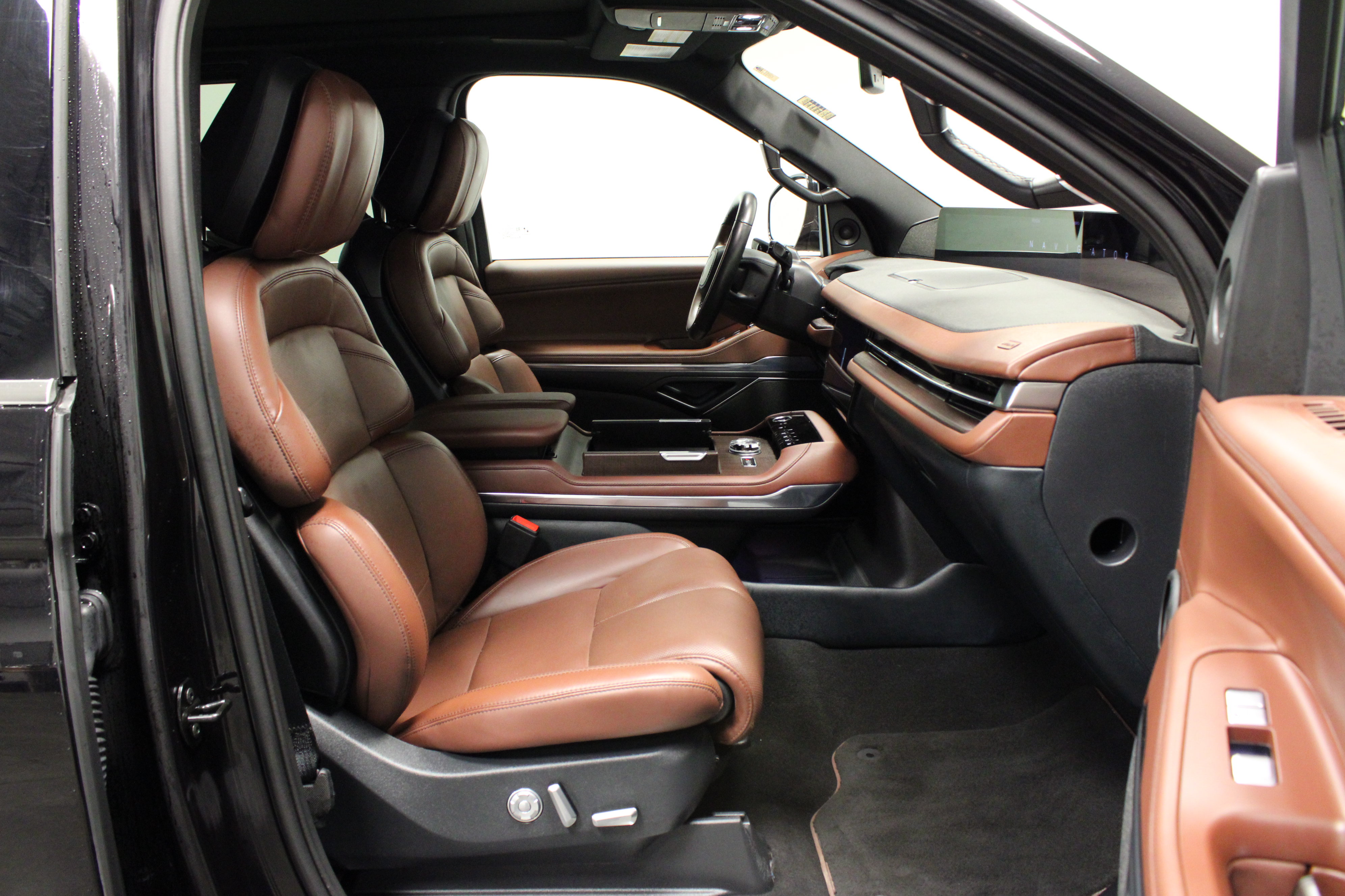 Used 2025 Lincoln Navigator Reserve AWD/4WD image 18