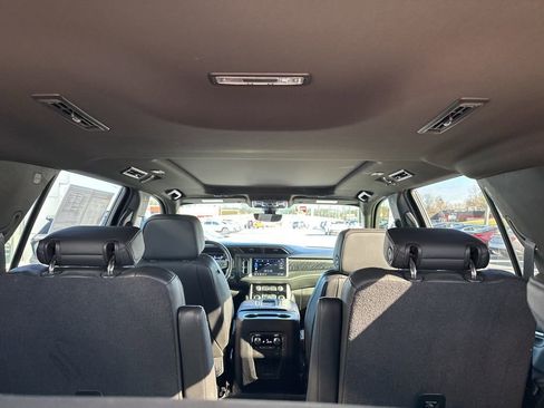 Used 2021 GMC Yukon Denali w/ Denali Premium Package image 11