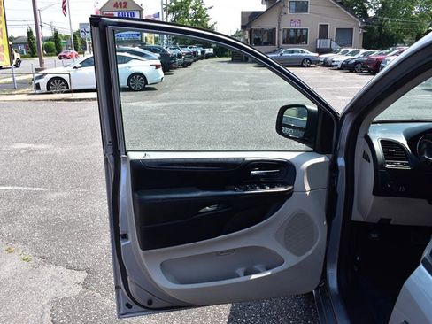 Used 2019 Dodge Grand Caravan SE w/ UConnect Hands-Free Group image 21