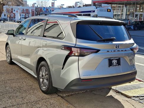 Used 2024 Toyota Sienna XLE image 4