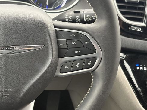 Used 2024 Chrysler Pacifica Touring-L image 11