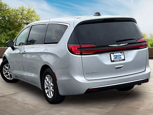 Used 2024 Chrysler Pacifica Touring-L FWD image 9