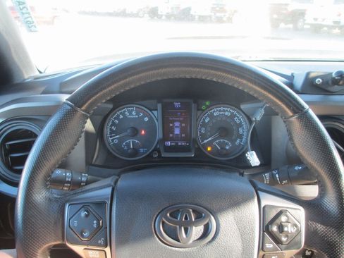 Used 2019 Toyota Tacoma TRD Sport image 26