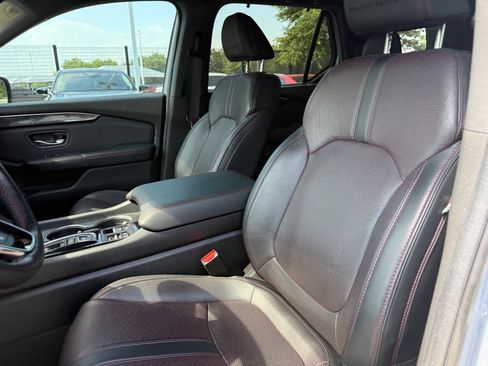 Used 2025 Honda Pilot Black Edition image 10