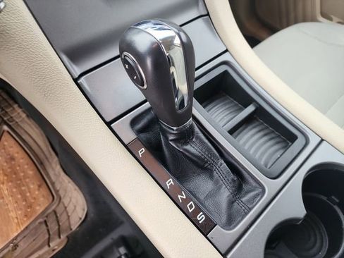 Used 2016 Ford Taurus SE image 18