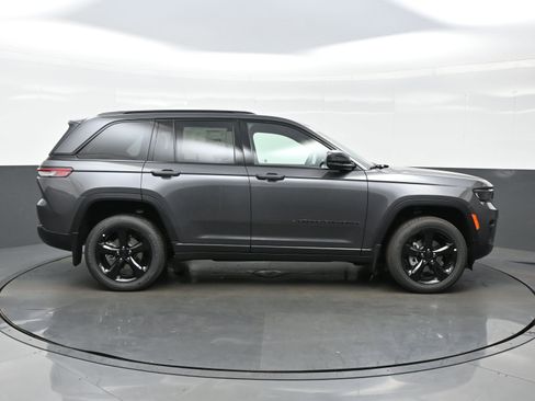 New 2025 Jeep Grand Cherokee Altitude AWD/4WD image 7