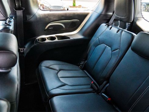 Used 2019 Chrysler Pacifica Touring-L FWD image 34