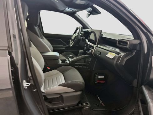 Used 2025 Toyota Tacoma TRD Sport AWD/4WD image 32