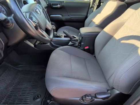 Used 2019 Toyota Tacoma TRD Sport image 16