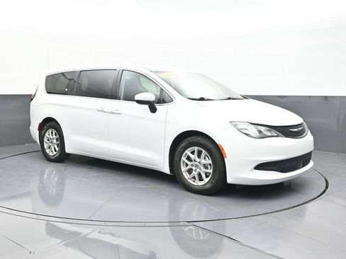 Used 2022 Chrysler Voyager LX FWD image 18