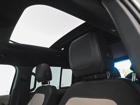 Used 2023 Land Rover Defender 110 X-Dynamic SE image 28