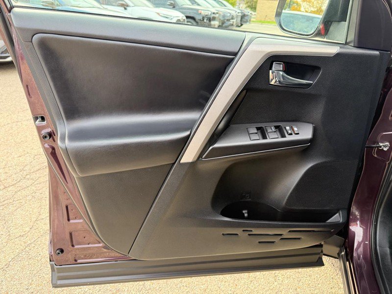 Used 2018 Toyota RAV4 XLE AWD/4WD image 19